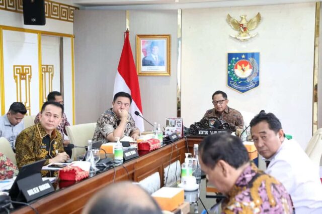 Tindak Lanjuti Arahan Presiden, Mendagri Minta Pemda Segera Data Jembatan Rusak Menuju Sekolah