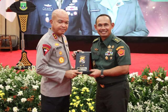 Sinergi TNI-Polri Terus Diperkuat, Kapolda Banten Hadiri Serah Terima Danrem 064/MY