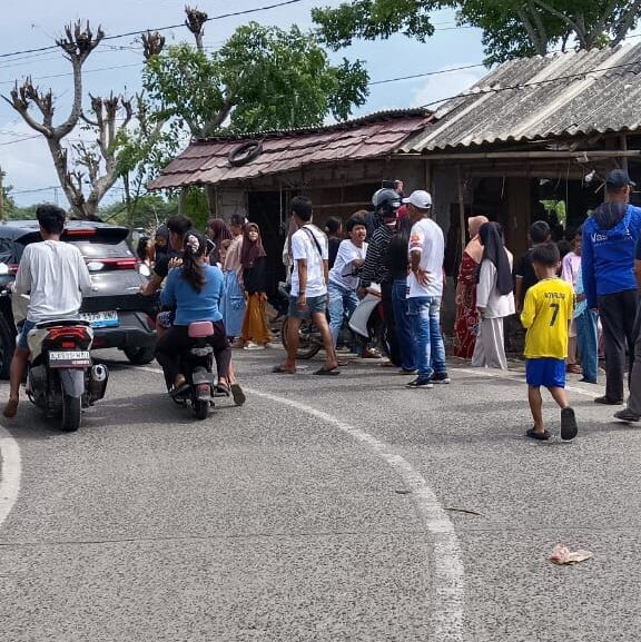 ‎Warga Geruduk Gubug Yang Diduga Tempat Prostitusi di Tanjung Anom