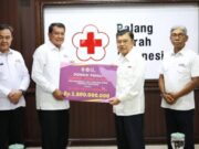 Bupati Tangerang Serahkan Donasi Rp. 1,5 M untuk Korban Banjir dan Longsor di Sumatera