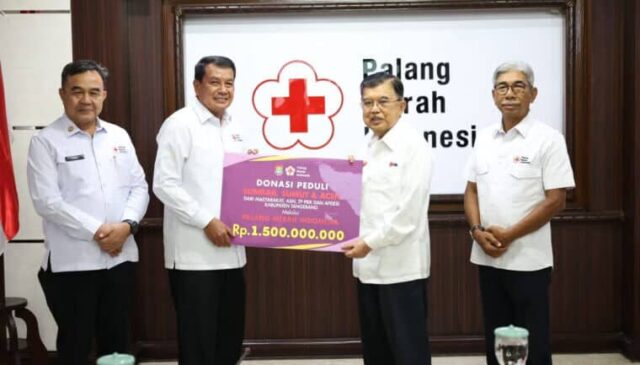 Bupati Tangerang Serahkan Donasi Rp. 1,5 M untuk Korban Banjir dan Longsor di Sumatera