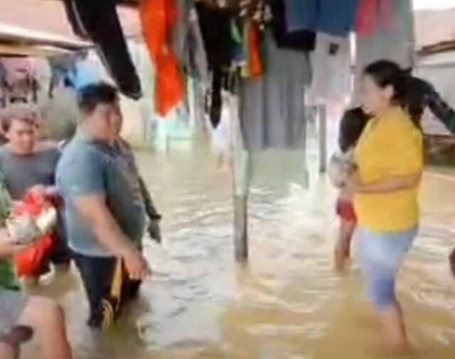 Tinjau Permukiman Terdampak Banjir, Kades Lemo Salurkan Bantuan Makanan dan  ‎Obat-obatan