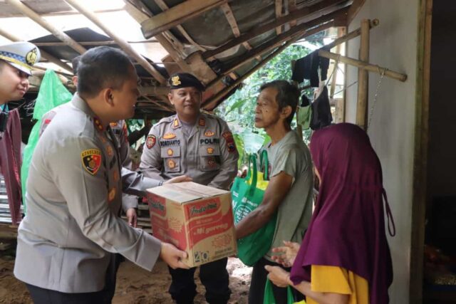 Kapolres Purworejo Tinjau Lokasi Longsor di Bener, Salurkan Bantuan untuk Warga Terdampak