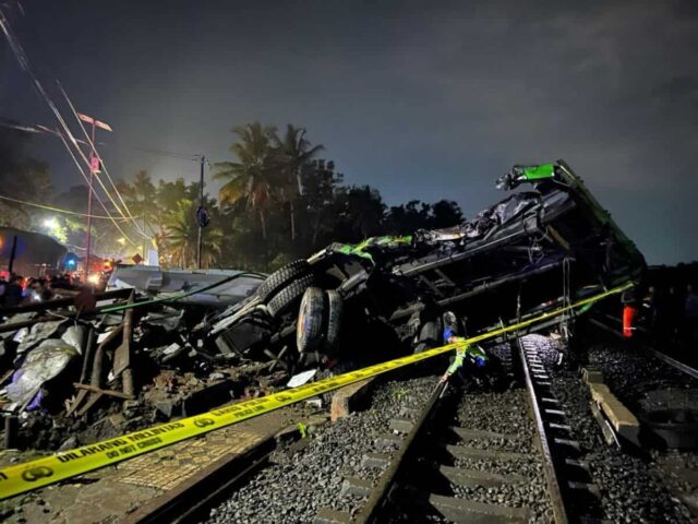 Truk Mogok di Atas Rel, KA Gajayana Tabrak Tronton di Kutowinangun, Sopir Tewas