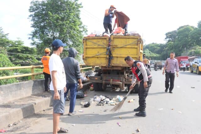 Laksamana Perintah Presiden, Polresta Tangerang Turun Bersihkan Titik Rawan Sampah