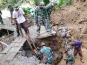 Fondasi Jembatan Gantung Garuda di Plipir Mulai Dibangun, TNI dan Warga Kompak Bergotong Royong