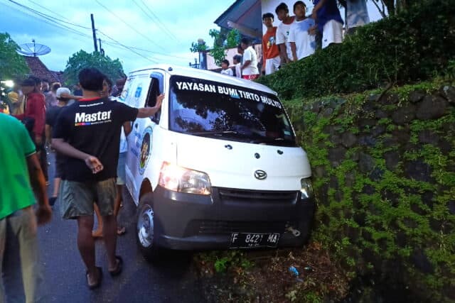 Diduga Mabuk, Sopir Mobil SPPG Ngamuk Usai Tabrak Gerbang SD di Kebumen, 15 Warga Jadi Korban