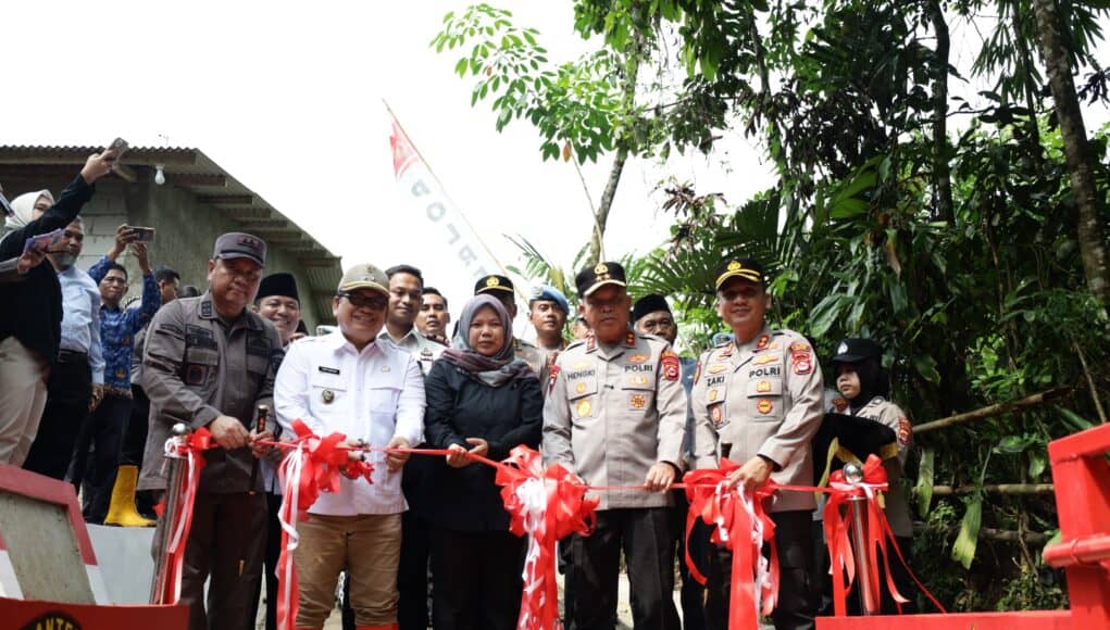 Kapolda Banten Tanam 1.000 Pohon dan Resmikan Jembatan Merah Putih Presisi di Lebak