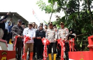 Kapolda Banten Tanam 1.000 Pohon dan Resmikan Jembatan Merah Putih Presisi di Lebak