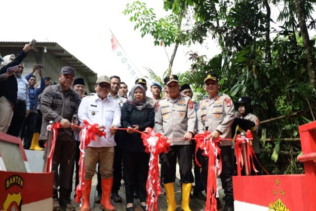 Kapolda Banten Tanam 1.000 Pohon dan Resmikan Jembatan Merah Putih Presisi di Lebak
