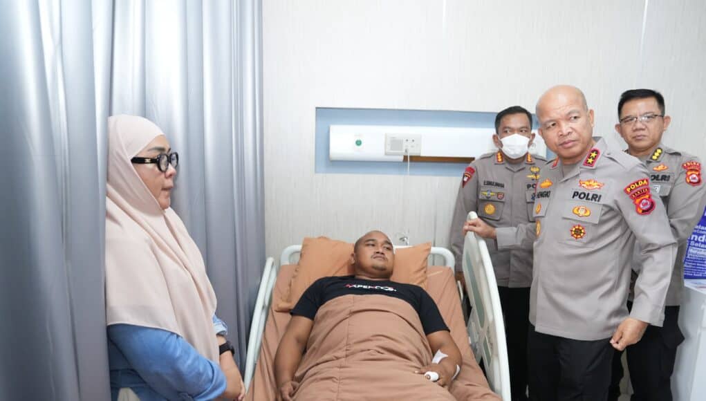 Kapolda Banten Jenguk Personel Brimob Korban Penganiayaan Debt Collector di RSB Korbrimob Polri