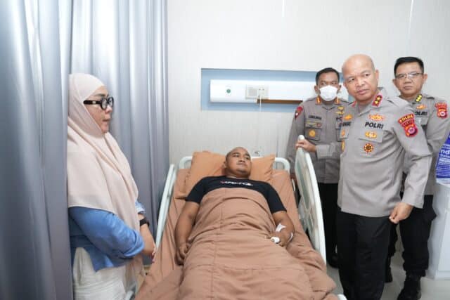 Kapolda Banten Jenguk Personel Brimob Korban Penganiayaan Debt Collector di RSB Korbrimob Polri