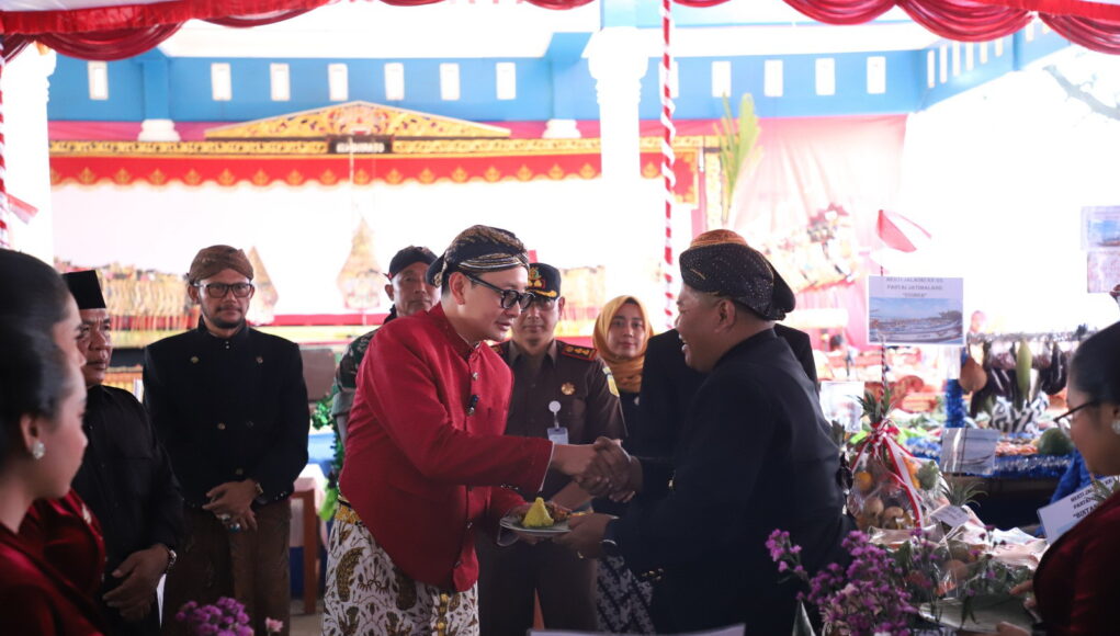 80 Tumpeng Dilarung di Pantai Jatimalang, Merti Jaladri 2026 Berlangsung Meriah