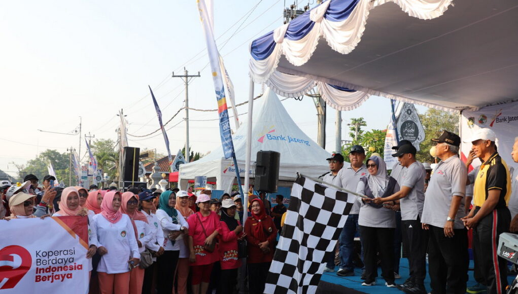 Ribuan Warga Semarakkan Jalan Sehat HUT Ke-79 Koperasi di Purworejo
