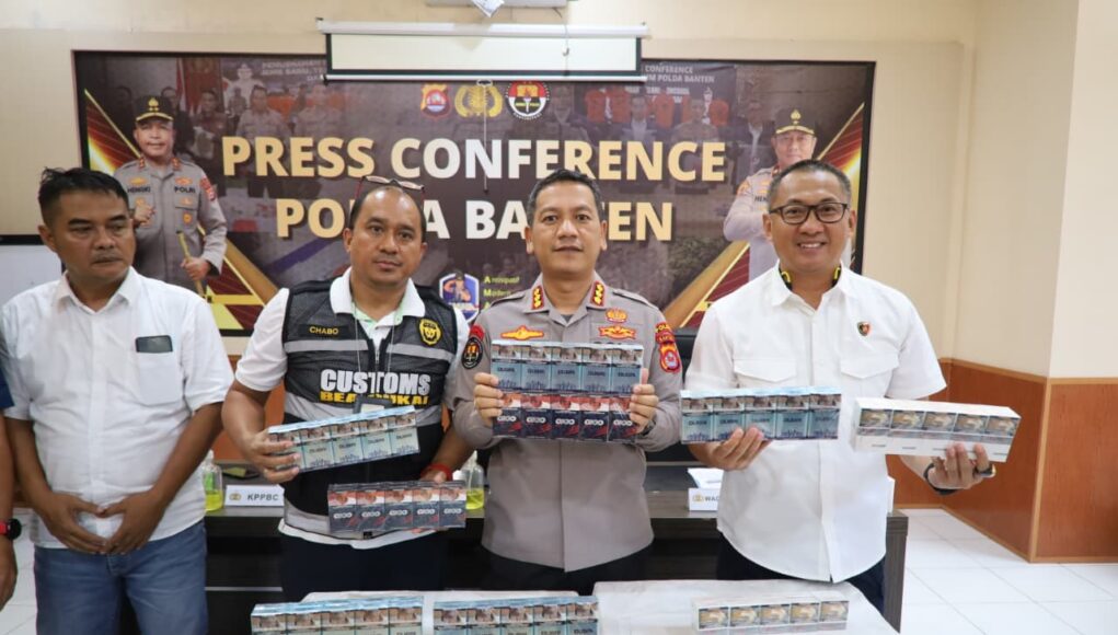Polda Banten Ungkap Peredaran Rokok Tanpa Pita Cukai, Amankan 89 Bal Rokok Ilegal Polda Banten Ungkap Peredaran Rokok Tanpa Pita Cukai, Amankan 89 Bal Rokok Ilegal